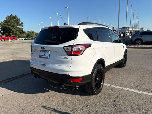 Used 2018 Ford Escape SE w/ SE Sport Appearance Package AWD/4WD image 3