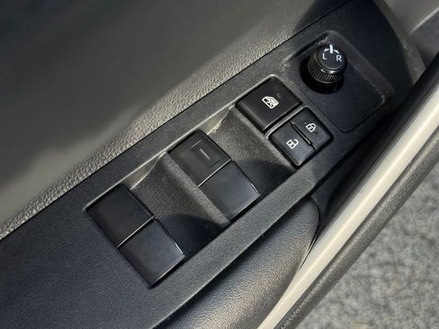 Used 2025 Toyota Corolla Cross XLE FWD image 28