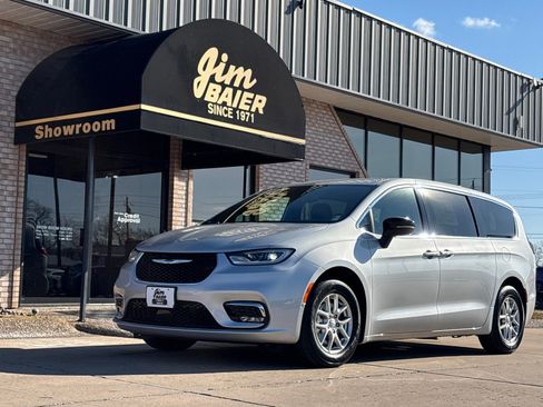 New 2026 Chrysler Pacifica Select image 1