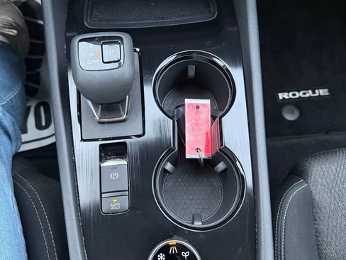 Used 2024 Nissan Rogue SV image 16