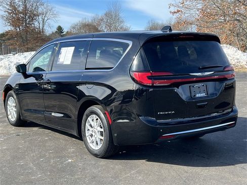Used 2025 Chrysler Pacifica Select image 10