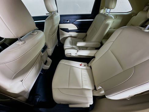 Used 2019 Toyota Highlander XLE FWD image 29