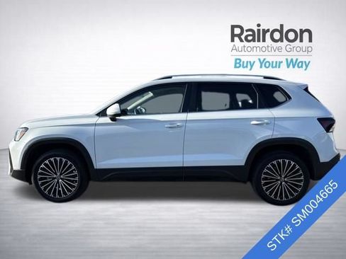 Used 2025 Volkswagen Taos SE FWD image 4
