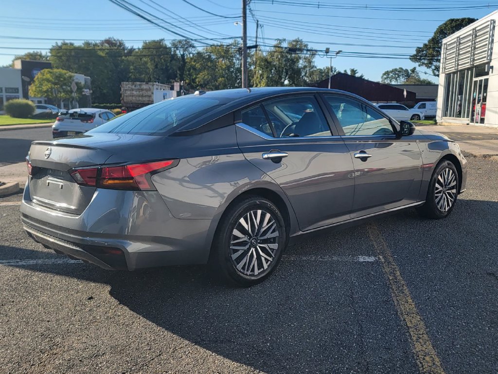Used 2025 Nissan Altima 2.5 SV FWD image 8
