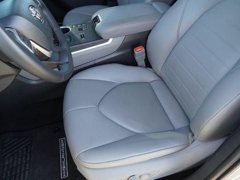 Used 2023 Toyota Highlander XLE image 10