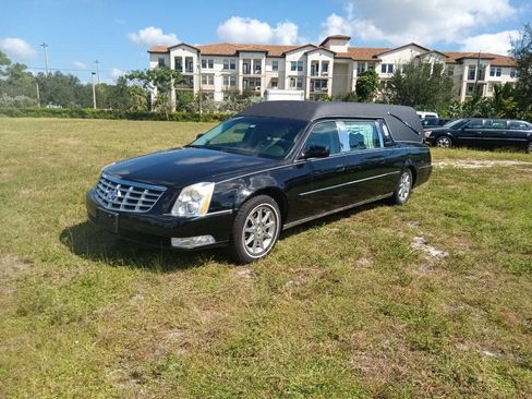 Used 2011 Cadillac DTS Limousine image 1