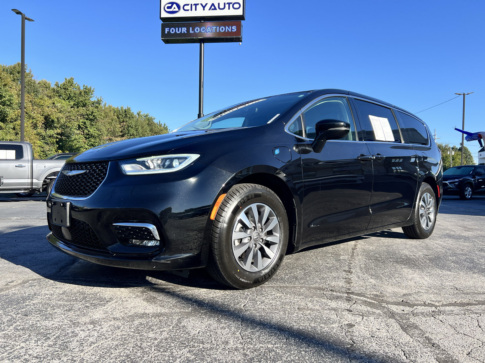 Used 2024 Chrysler Pacifica Limited FWD image 3