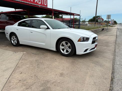 Used 2013 Dodge Charger SE RWD image 2