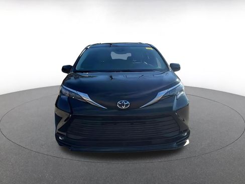 Used 2025 Toyota Sienna XLE image 4