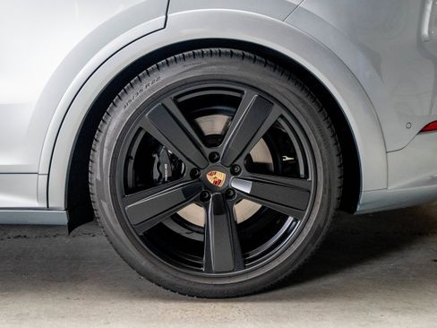 Certified 2025 Porsche Cayenne GTS AWD/4WD image 20