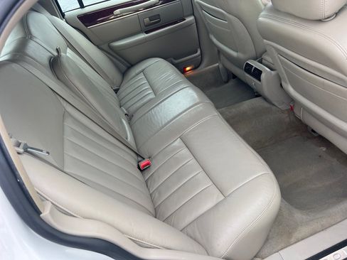Used 2003 Lincoln Town Car Signature RWD image 21