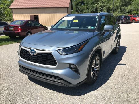 Certified 2022 Toyota Highlander XLE AWD/4WD image 4