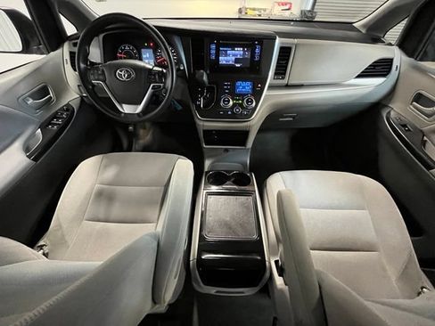 Used 2017 Toyota Sienna L FWD image 17