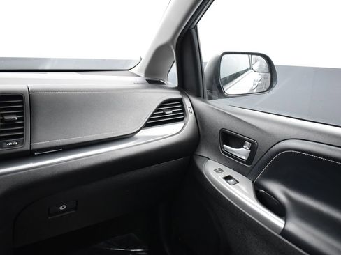 Used 2019 Toyota Sienna SE image 14