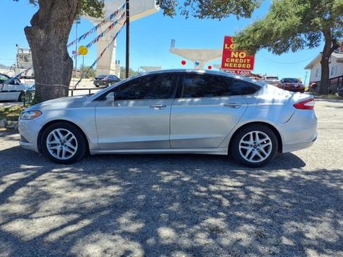 Used 2016 Ford Fusion SE FWD image 4