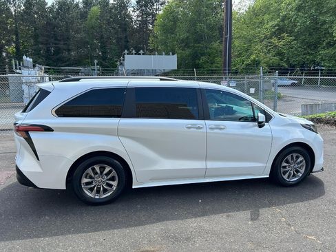 Used 2022 Toyota Sienna XLE w/ XLE Plus Package AWD/4WD image 4