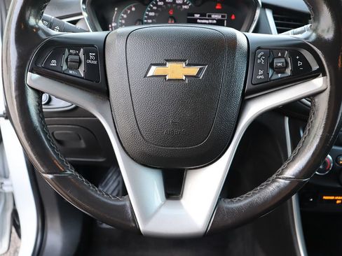 Used 2020 Chevrolet Trax LT w/ LT Convenience Package FWD image 39