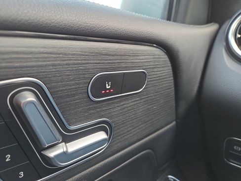 Used 2020 Mercedes-Benz GLB 250 4MATIC w/ Premium Package image 27