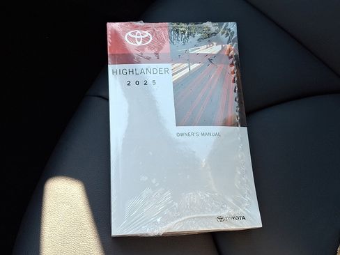 Used 2025 Toyota Highlander XLE image 27