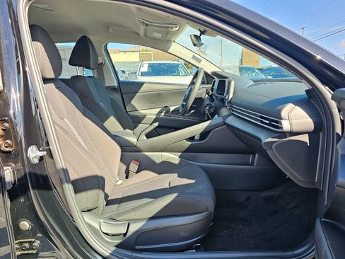 Used 2025 Hyundai Elantra SE image 10