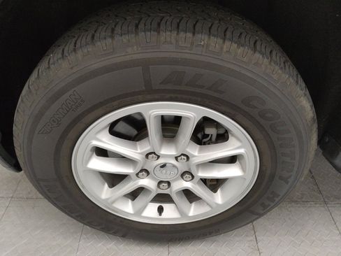 Used 2020 Jeep Grand Cherokee Laredo image 31