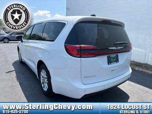 Used 2023 Chrysler Pacifica Touring-L FWD image 3