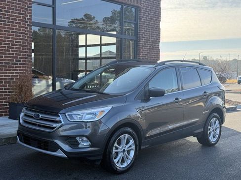 Used 2018 Ford Escape SE w/ Ford Safe & Smart Package image 1