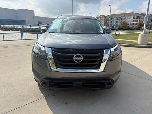 Used 2024 Nissan Pathfinder SV image 3