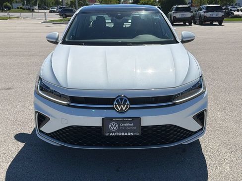 Used 2025 Volkswagen Jetta SE FWD image 2