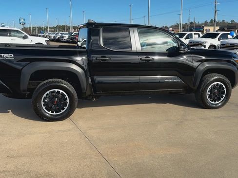 Used 2024 Toyota Tacoma TRD Off-Road image 9