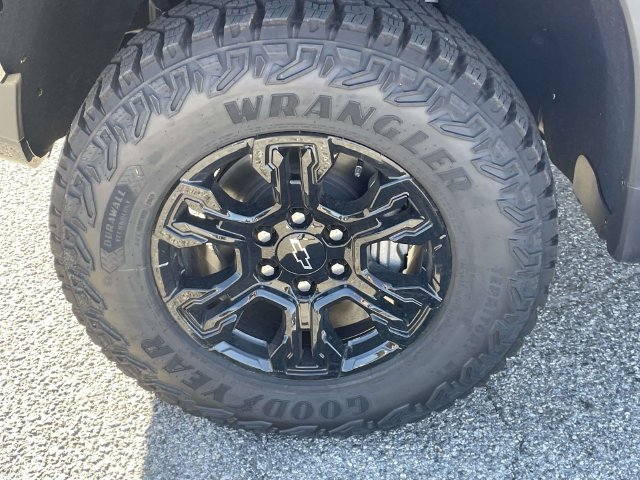 New 2026 Chevrolet Silverado 1500 ZR2 w/ Dark Appearance Package AWD/4WD image 9