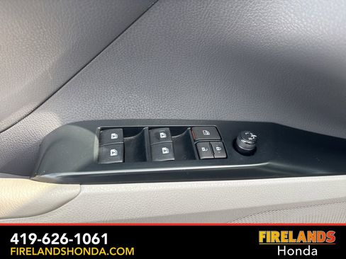 Used 2018 Toyota Camry SE w/ Moonroof Package image 13