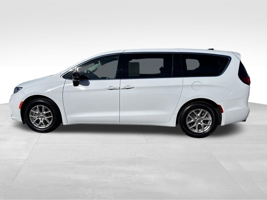 Used 2024 Chrysler Pacifica Touring-L FWD image 2