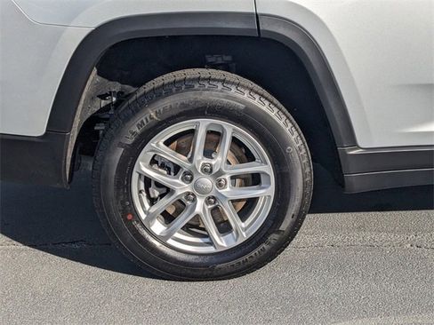 New 2025 Jeep Grand Cherokee L Laredo image 12