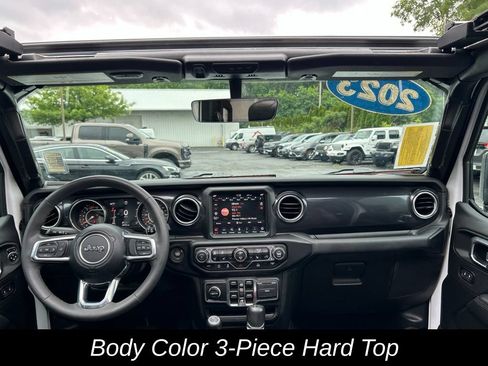 Used 2023 Jeep Wrangler Unlimited Sahara AWD/4WD image 14