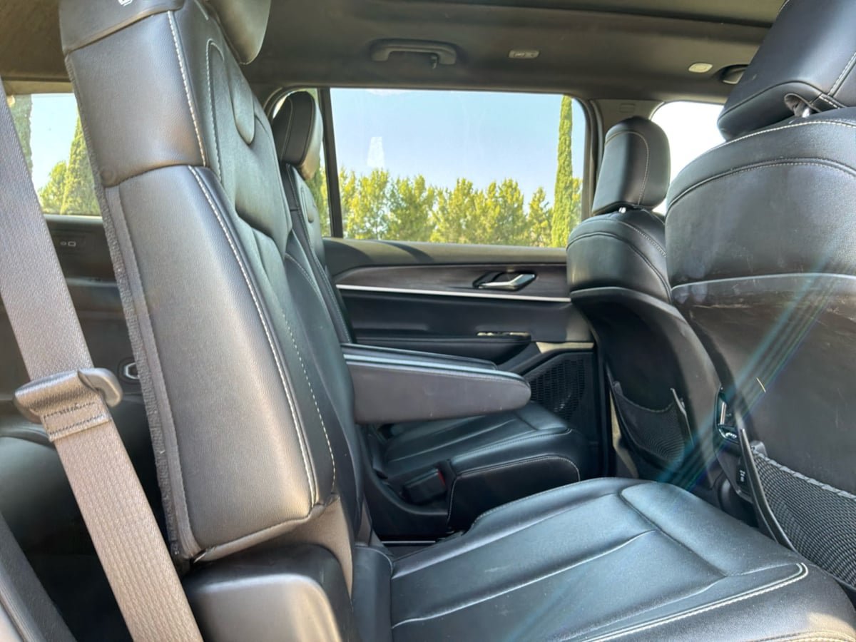 Used 2024 Jeep Grand Cherokee L Limited RWD image 18