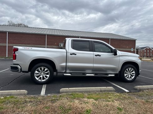 Used 2020 Chevrolet Silverado 1500 Custom w/ Custom Value Package image 3