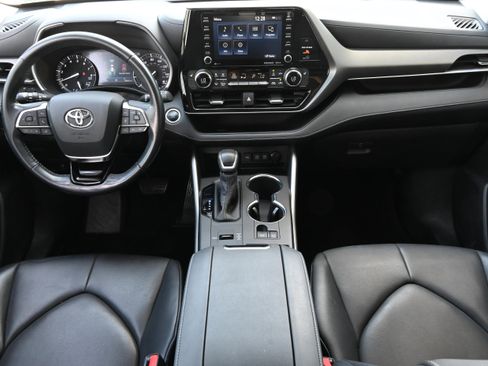 Used 2020 Toyota Highlander XLE image 14