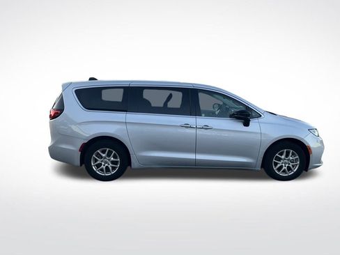 Used 2024 Chrysler Pacifica Touring-L image 6