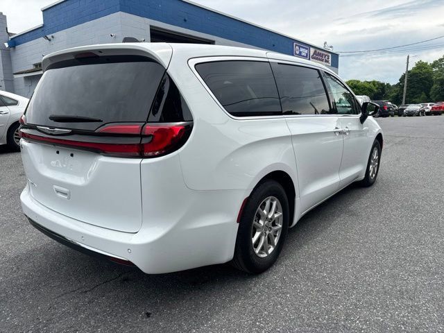 Used 2024 Chrysler Pacifica Touring-L FWD image 6