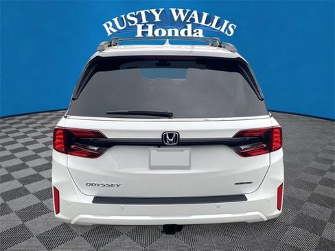 New 2026 Honda Odyssey Touring image 3