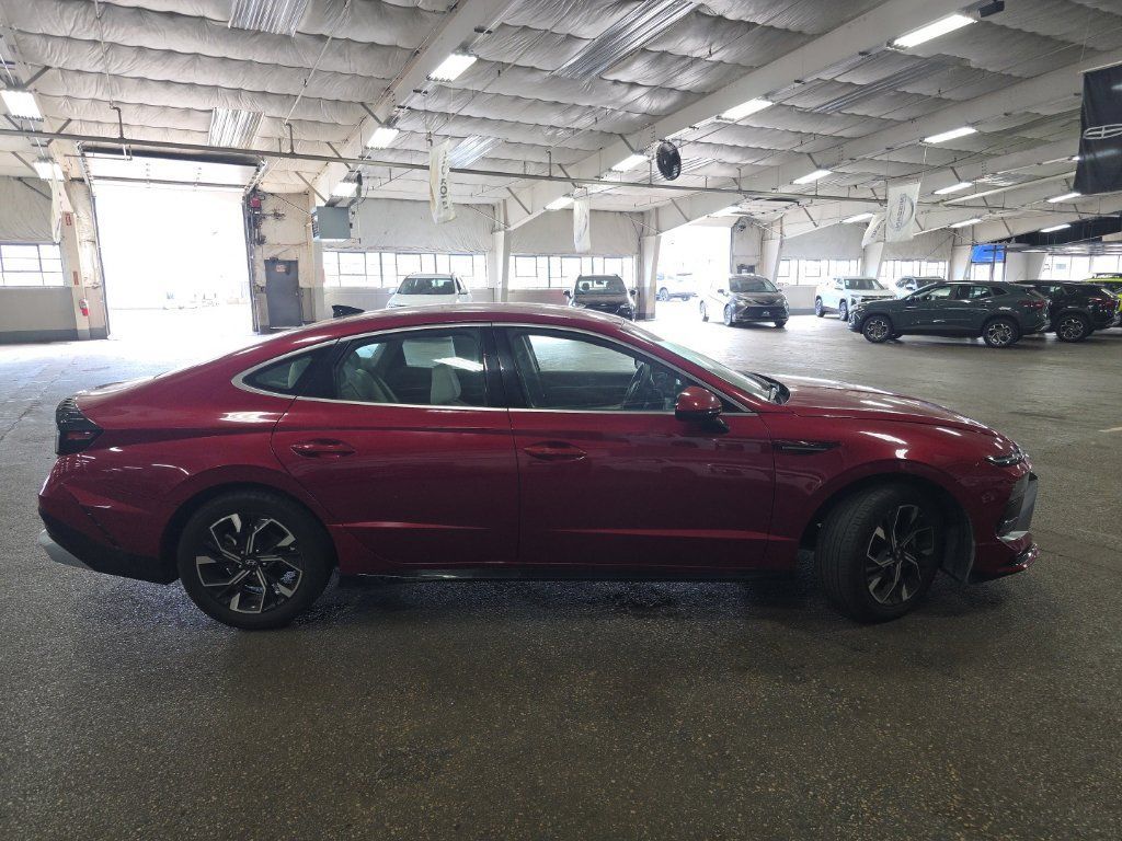 Used 2024 Hyundai Sonata SEL FWD image 2