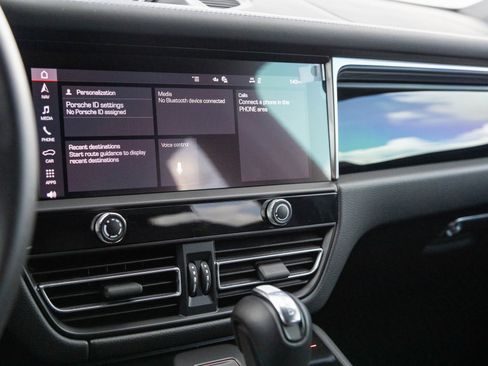 Certified 2025 Porsche Macan image 26