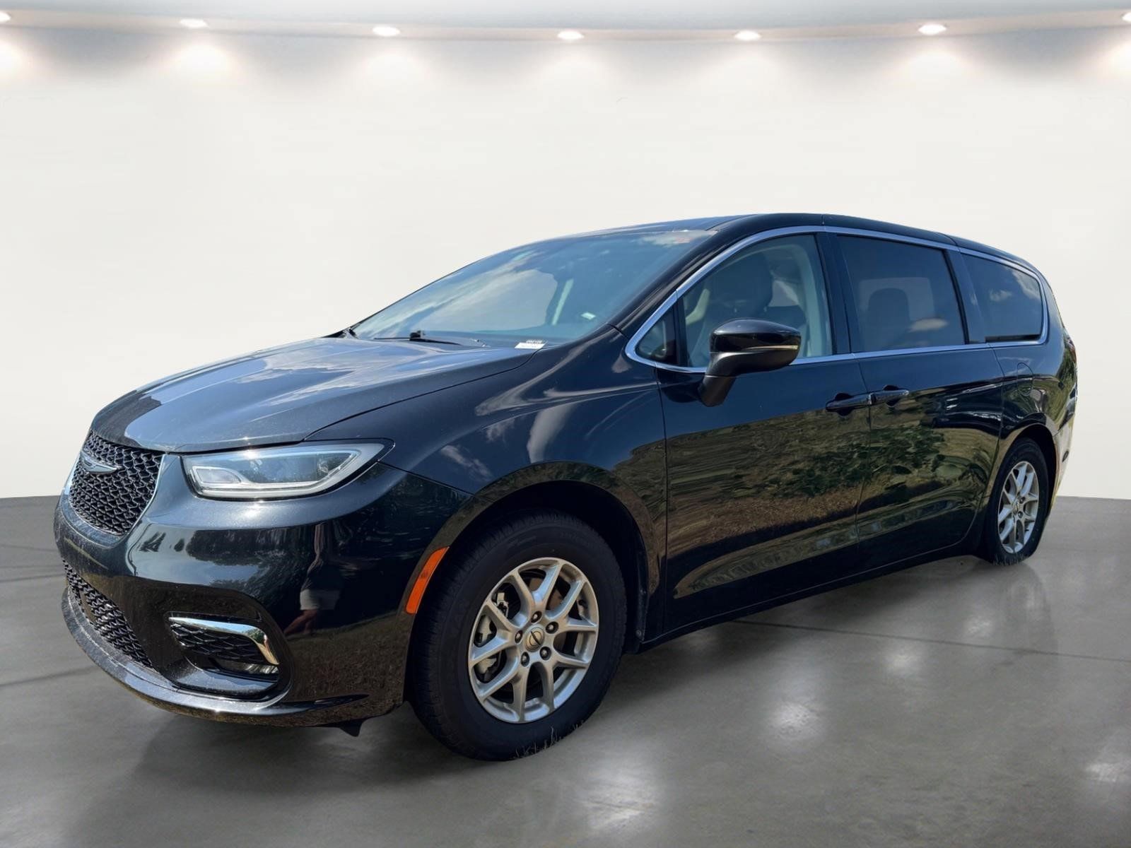 Used 2023 Chrysler Pacifica Touring-L FWD image 2