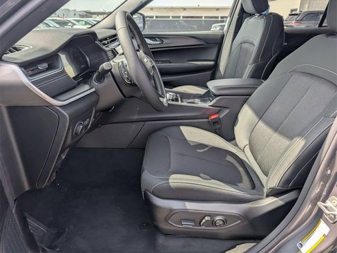 New 2025 Jeep Grand Cherokee Laredo image 21