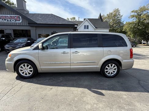 Used 2016 Chrysler Town & Country Touring w/ Driver Convenience Group image 16
