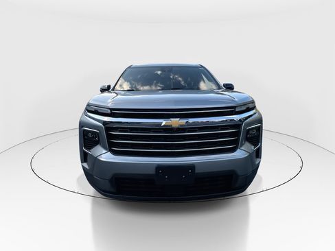 Used 2024 Chevrolet Traverse LT FWD image 3