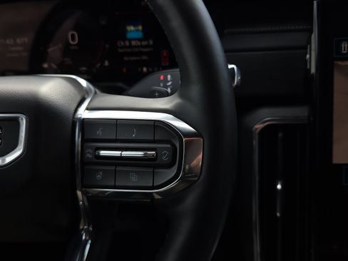 Used 2025 GMC Acadia Elevation image 24