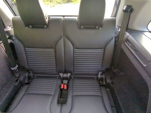 Used 2024 Land Rover Discovery S image 24