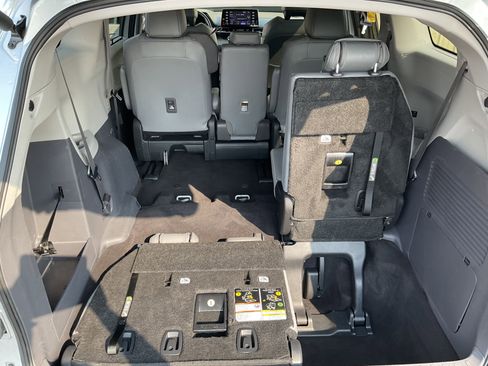 Used 2024 Toyota Sienna XLE image 37